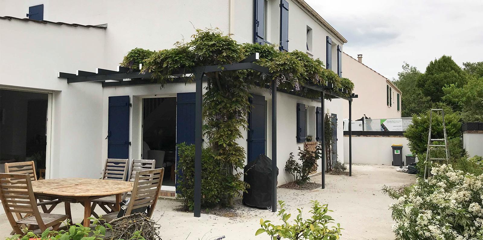 Pergola, brise-vent, pare-soleil : on habille sa terrasse avec style - Côté  Maison