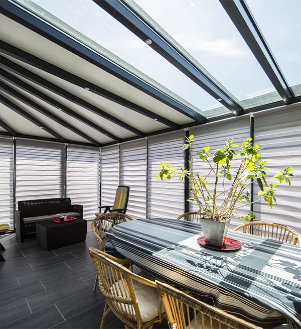 Des brise-soleil en aluminium pour sa véranda